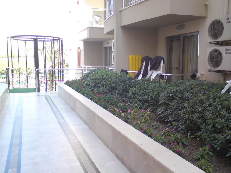 Blick auf Balkon und Weg zum Pool FUN&SUN Smart Hane Sun Hotel