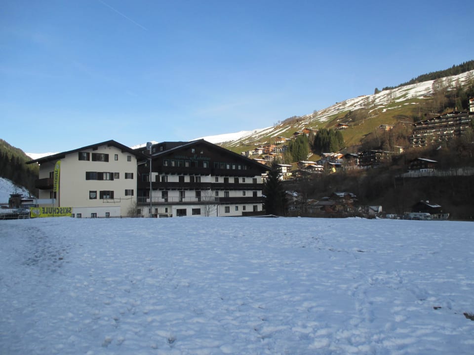Blick auf die Hinterseite des Hotels Hotel Hubertushof Hinterglemm
