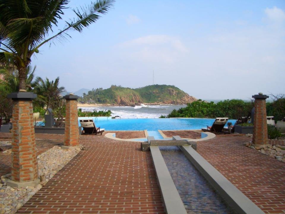 Blick auf den Pool vom Empfangsbereich AVANI Quy Nhon Resort & Spa