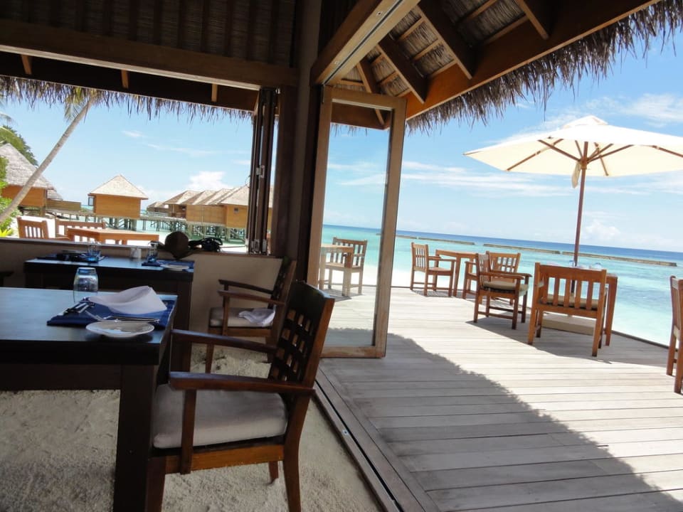 Blick aus dem Restaurant mit Sandboden Veligandu Maldives Resort Island