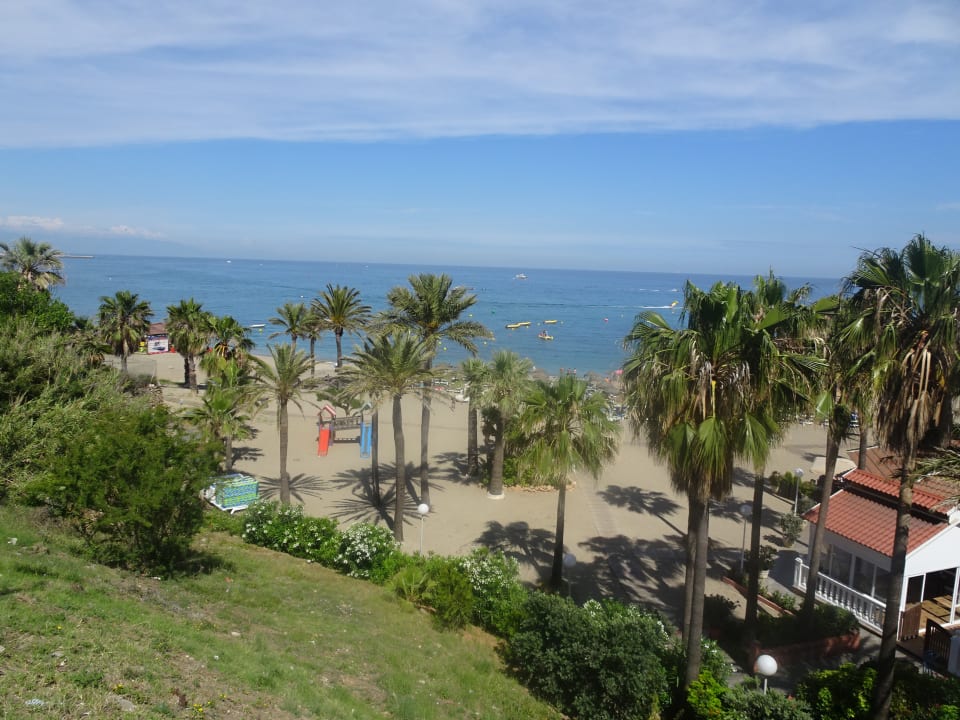 Blick auf Strand und Spielplatz Hotel Benalmadena Palace