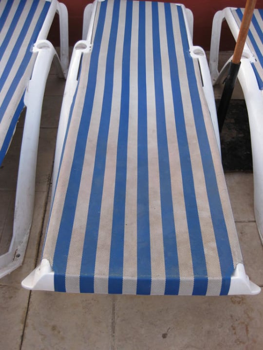 Liegen am Kinderbecken db San Antonio Hotel + Spa