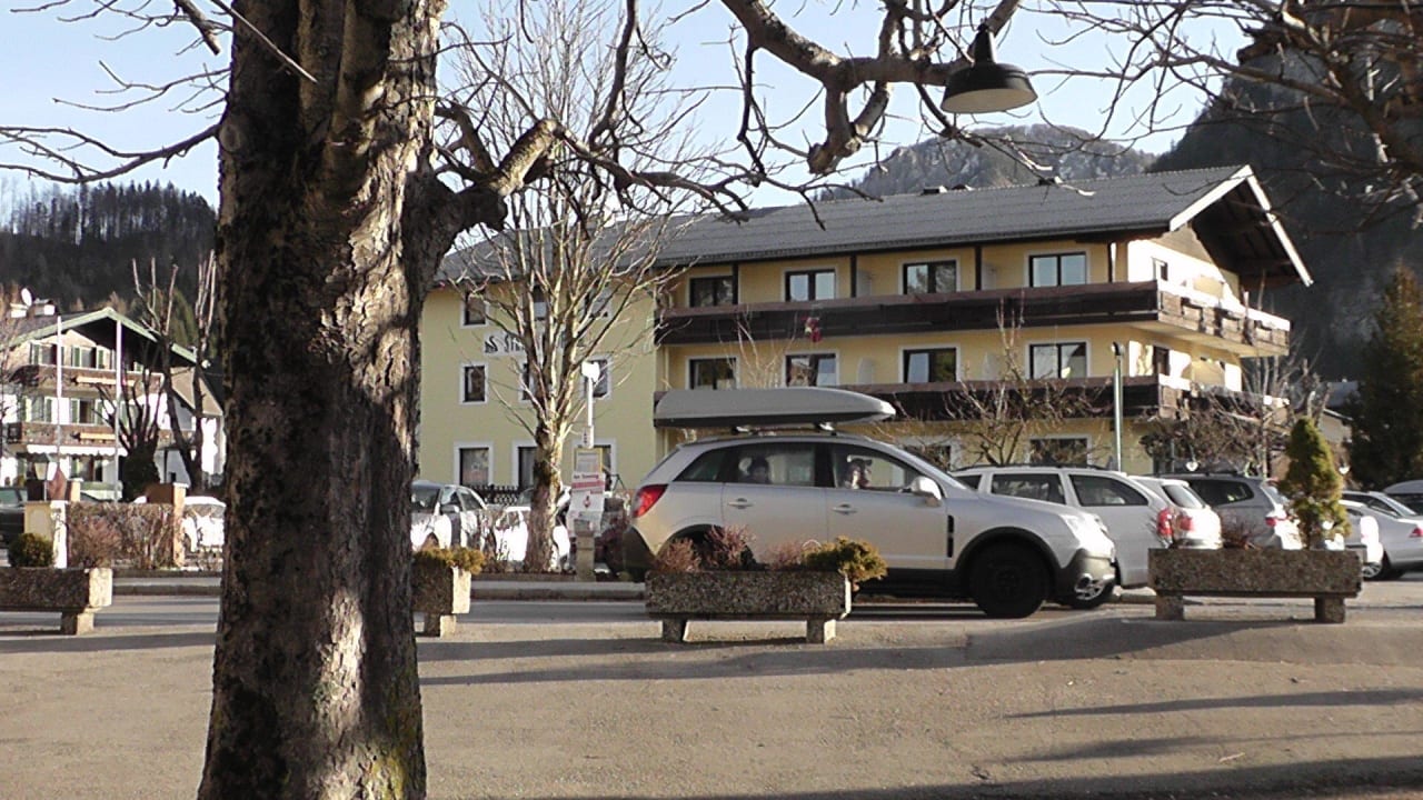 Blick vom See auf das Hotel Hotel Restaurant Stefanihof