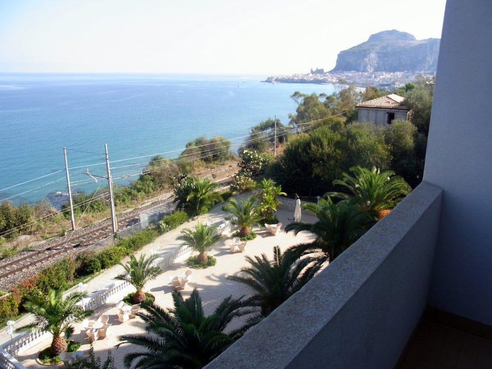 Blick auf Cefalu und den Rocca Santa Lucia e Le Sabbie d'Oro