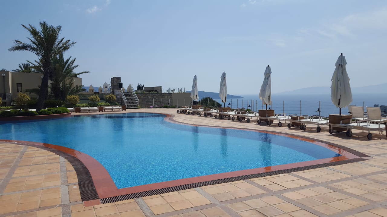 Pool des Hotels mit Blick auf das Meer The Marmara Bodrum Hotel
