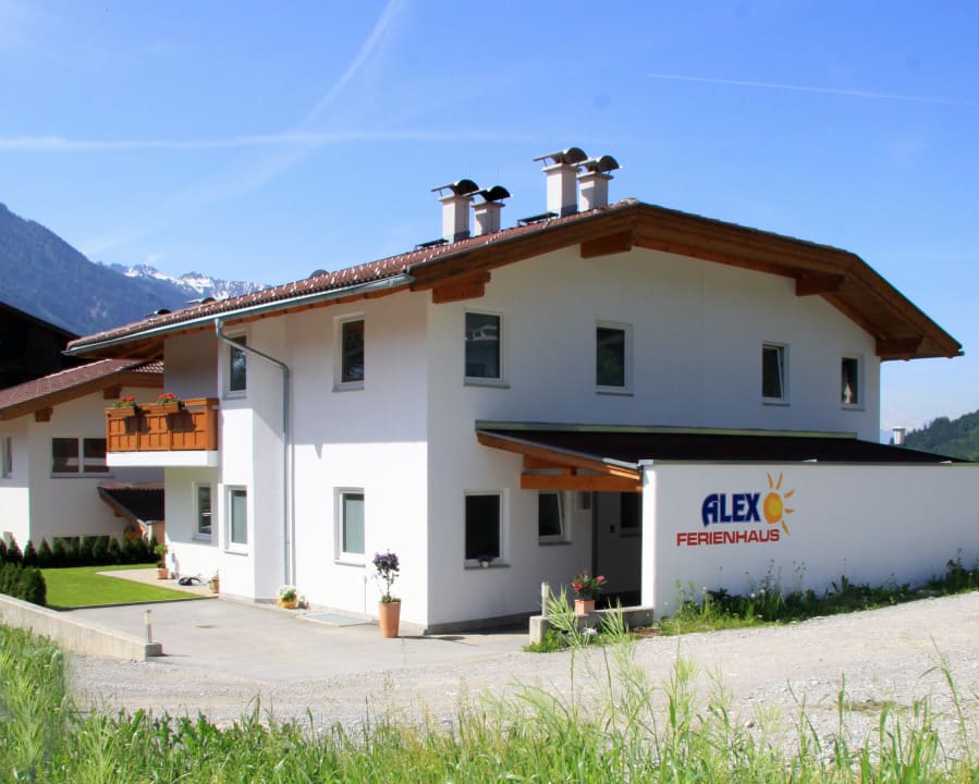 Hausansicht im Sommer Ferienhaus Alex