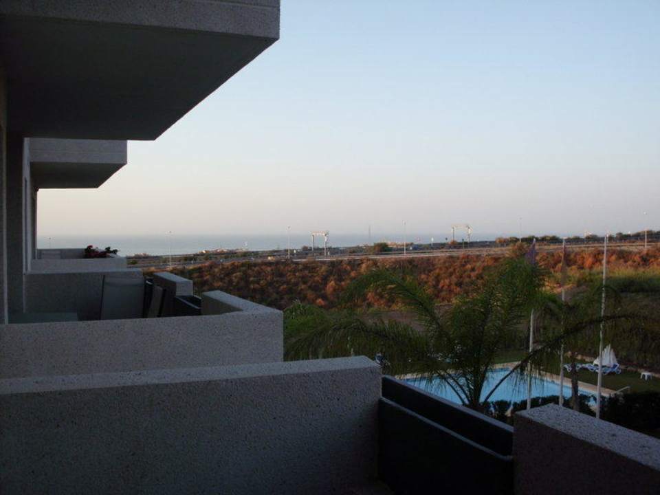 Blick zur Autobahn und Meer Apartments Cala Lucia