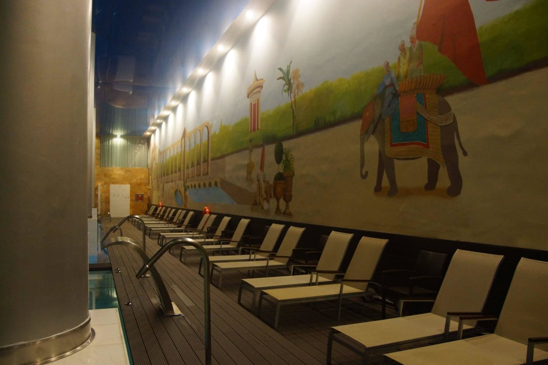 Sehr schöne Wanddeko und viele Liegen Grupotel Playa de Palma Suites & Spa