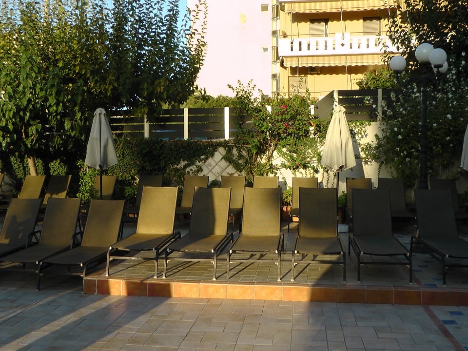 Liegen am Hauptpool Hotel Theartemis Palace