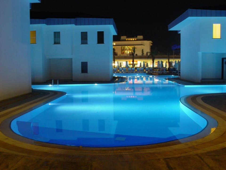 Queen Elizabeth: Villen mit Pool bei Nacht Transatlantik Hotel & SPA