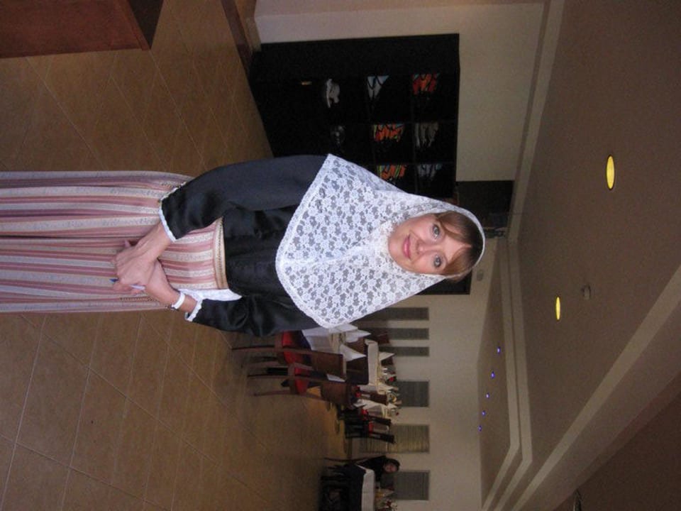 Servicekraft beim mallorcinischen Abend blau punta reina