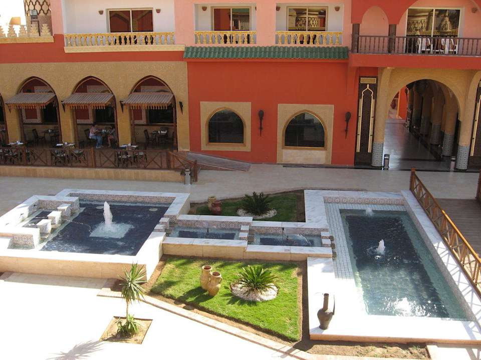 Вид сверху на площадь ресторанов Pickalbatros Alf Leila Wa Leila Resort - Neverland Hurghada