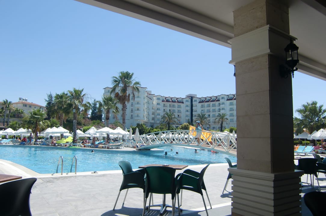 Blick zum gegenüberliegnden Hotel Serenis Side Mare Resort & Spa