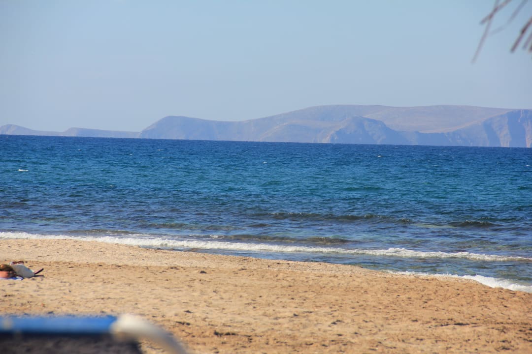 Widoik z plaży na pobliską wyspę Anissa Beach & Village