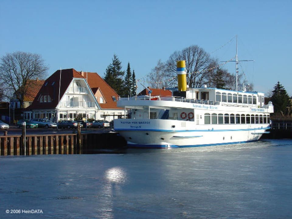 Blick vom Wasser aus auf Pension Mola Pension Mola
