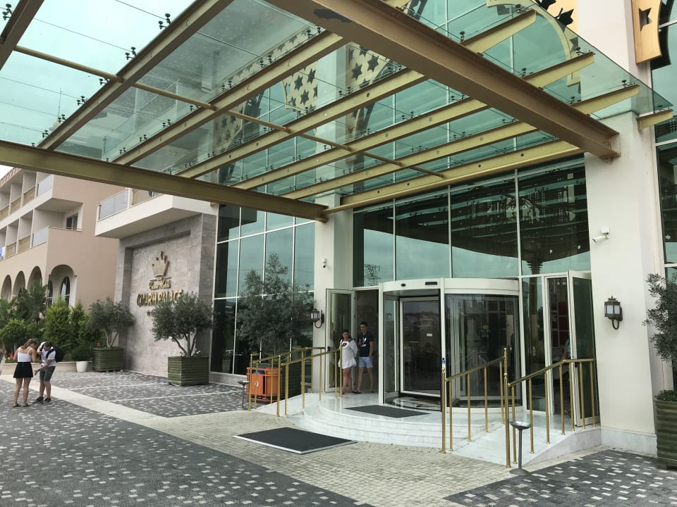 Lobby Well Palace Side