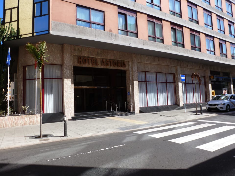 Straßenfront Bull Astoria