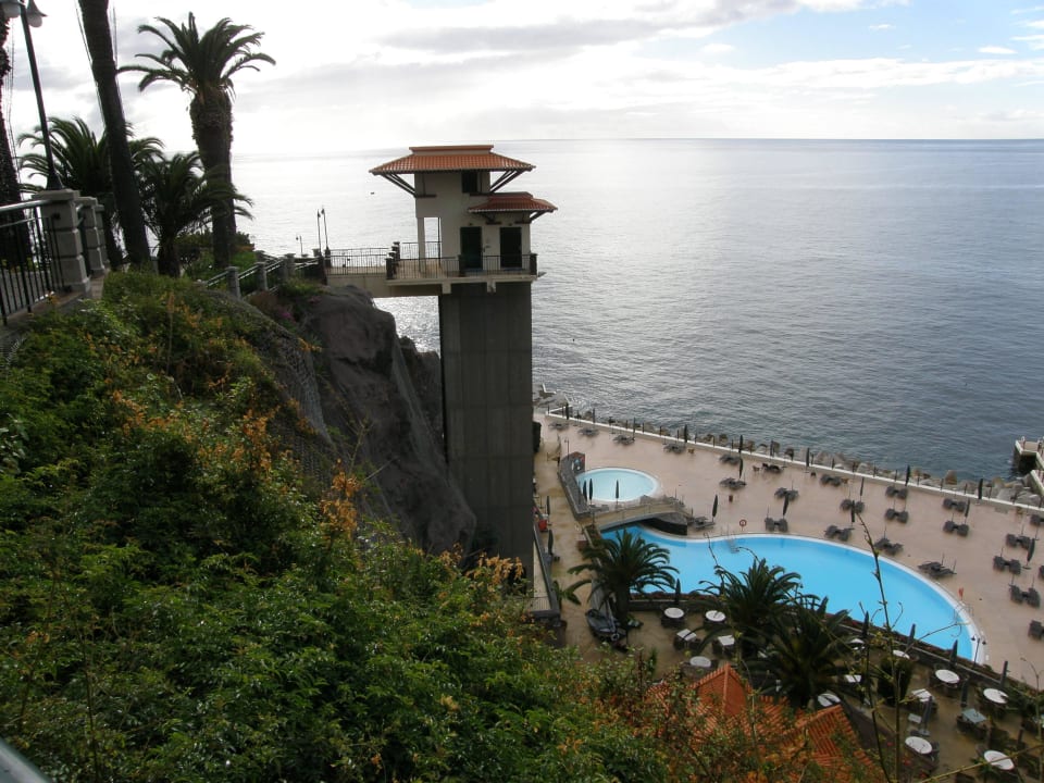 Blick auf den Lift zur Poolanlage Hotel The Cliff Bay (PortoBay)