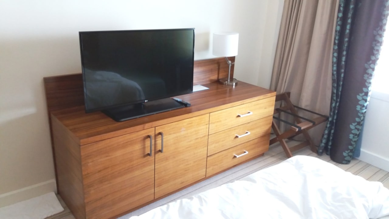 Schlafzimmer Kommode mit Safe Hilton Garden Inn Ras Al Khaimah