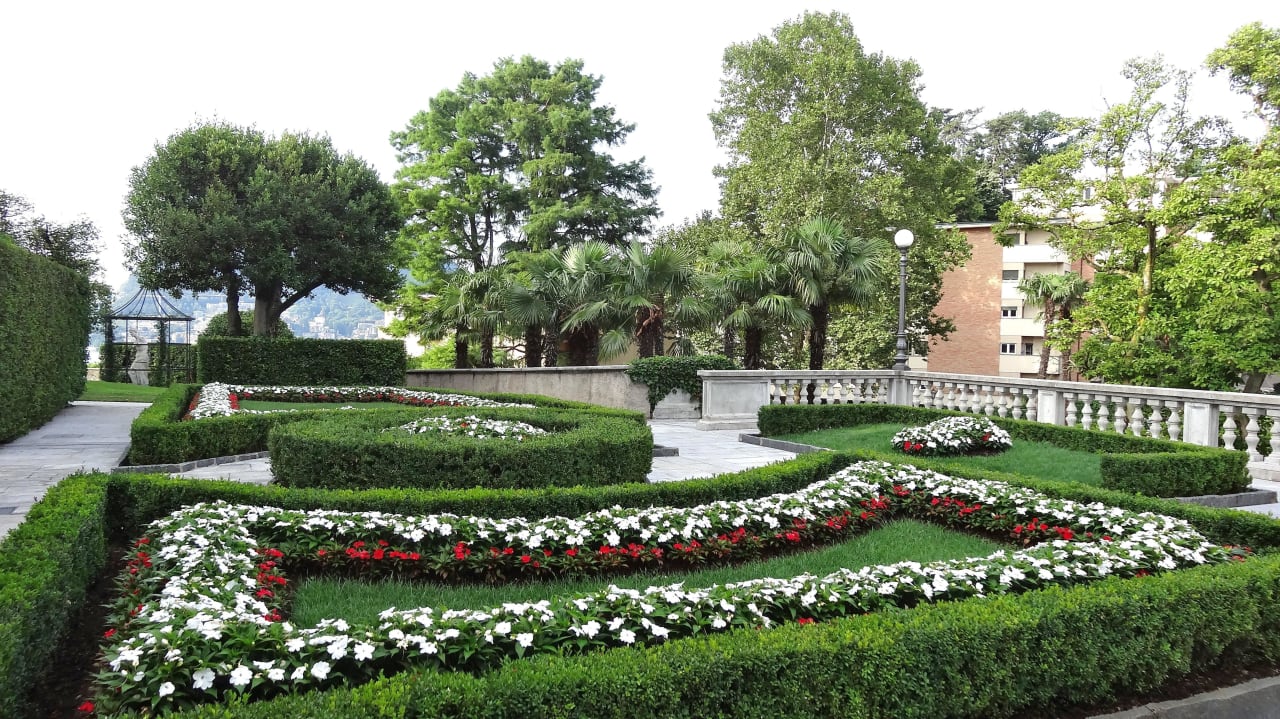 Schöne Gartenanlage Villa Sassa