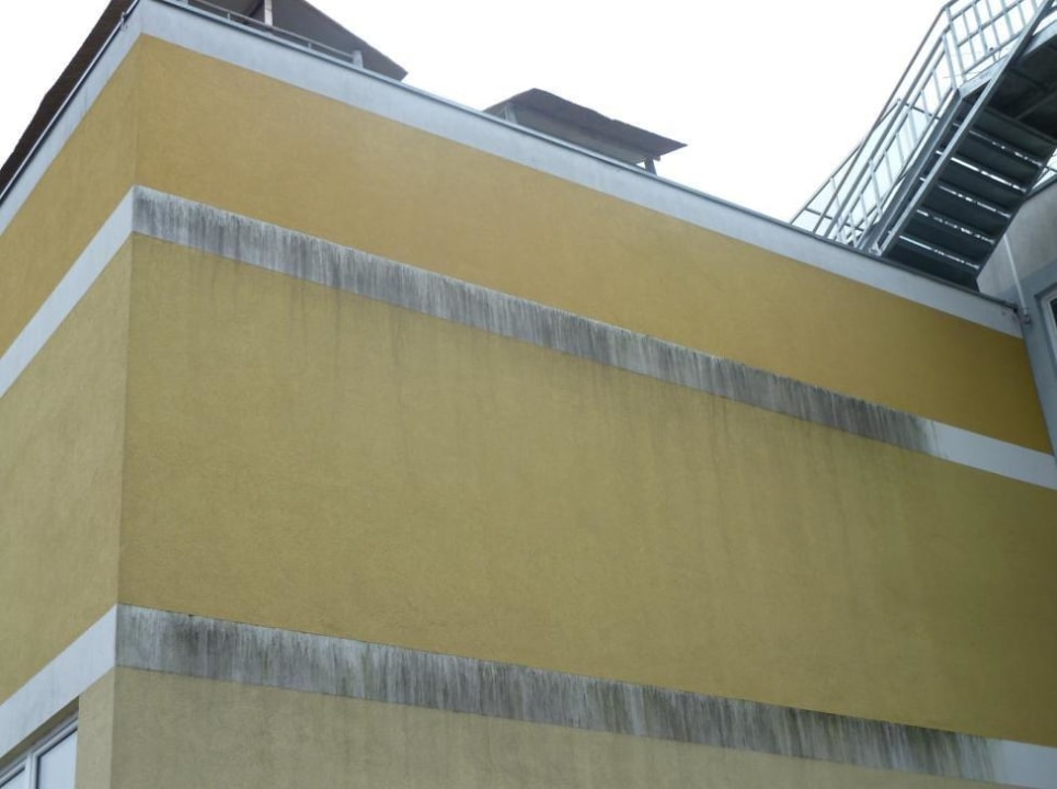 Blick vom Zimmer an die Hotelwand NOVAPARK Flugzeughotel Graz
