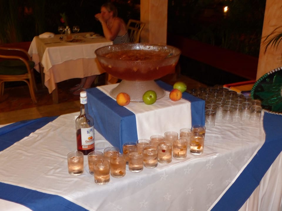 Am Eingang gab es Bowle Iberostar Waves Tucan