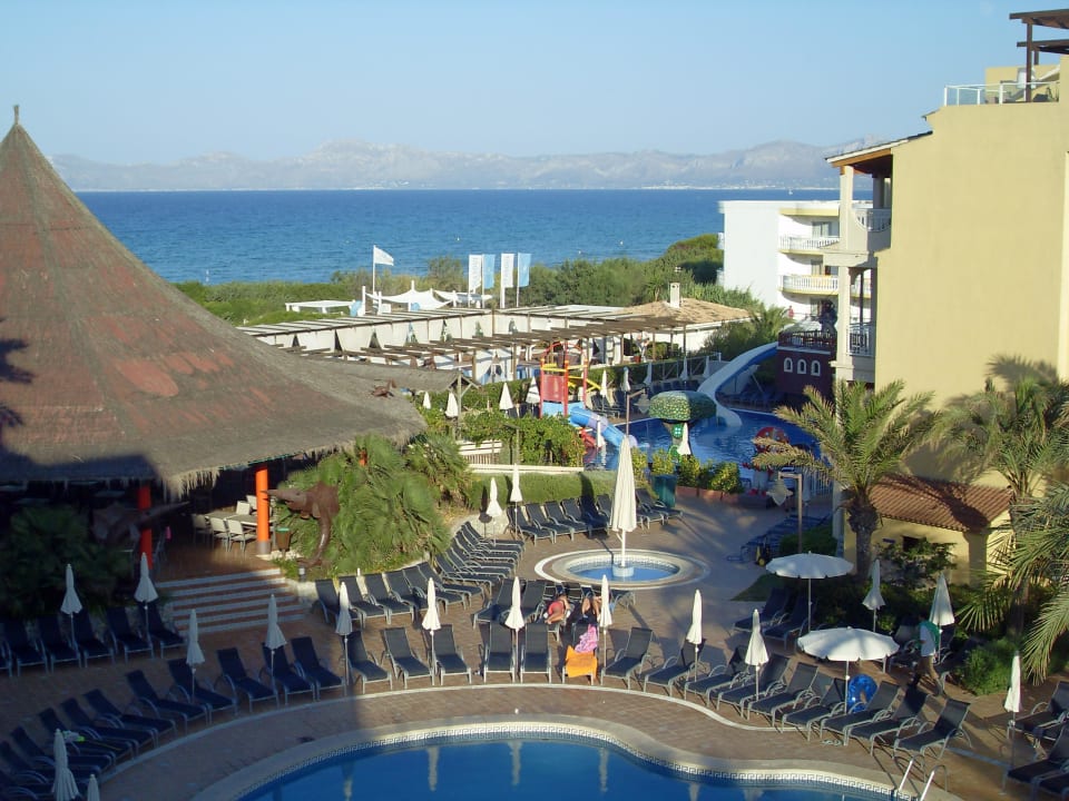 Seitlicher Meerblick auf Innenhof und Meer Zafiro Bahia