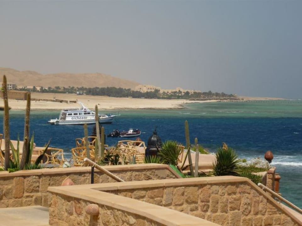 Berge und Nachbarhotel Mövenpick Resort El Quseir