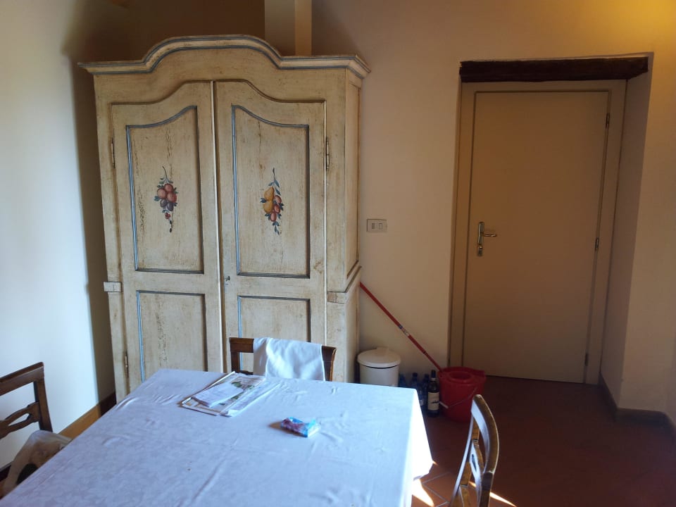 "Küchenzeile" (im Schrank) + stillgelegte Tür Borgo Antico Fattoria Casalbosco