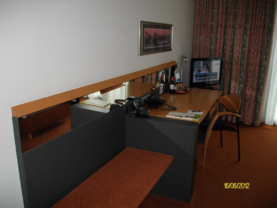 Schreibtisch plus Fernseher Lindner Hotel Leverkusen BayArena, part of JdV by Hyatt