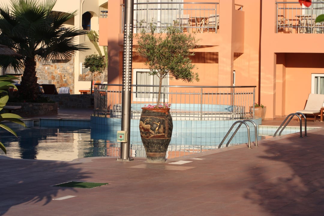 Pool neben dem Restaurant High Beach Resort