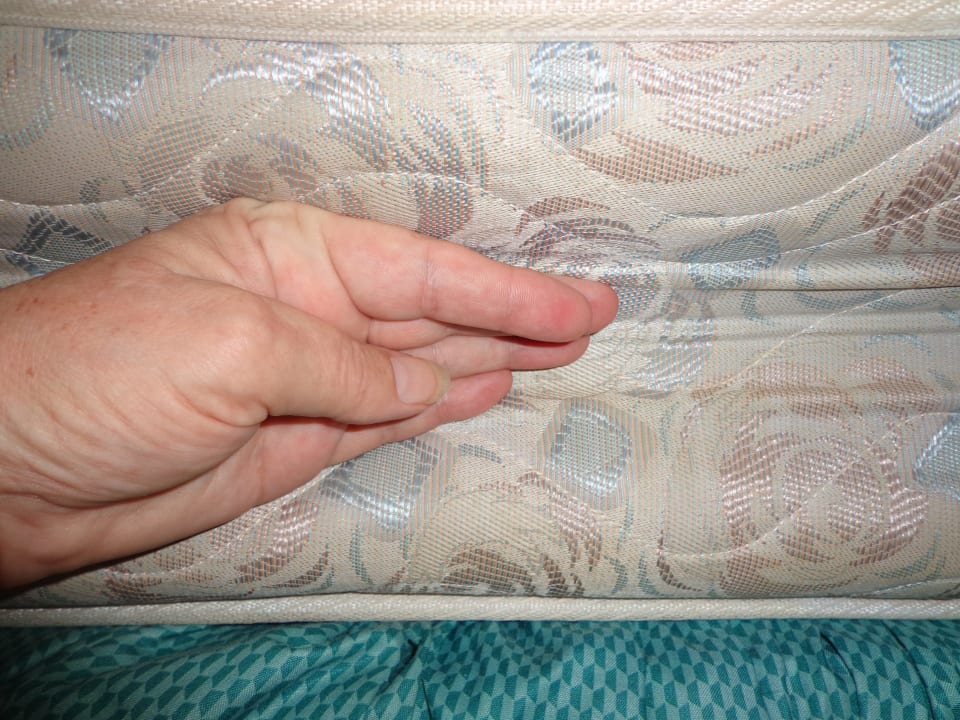 Durchgelegene Matratze mit Platz fuer eine Hand da BelleVue Dominican Bay