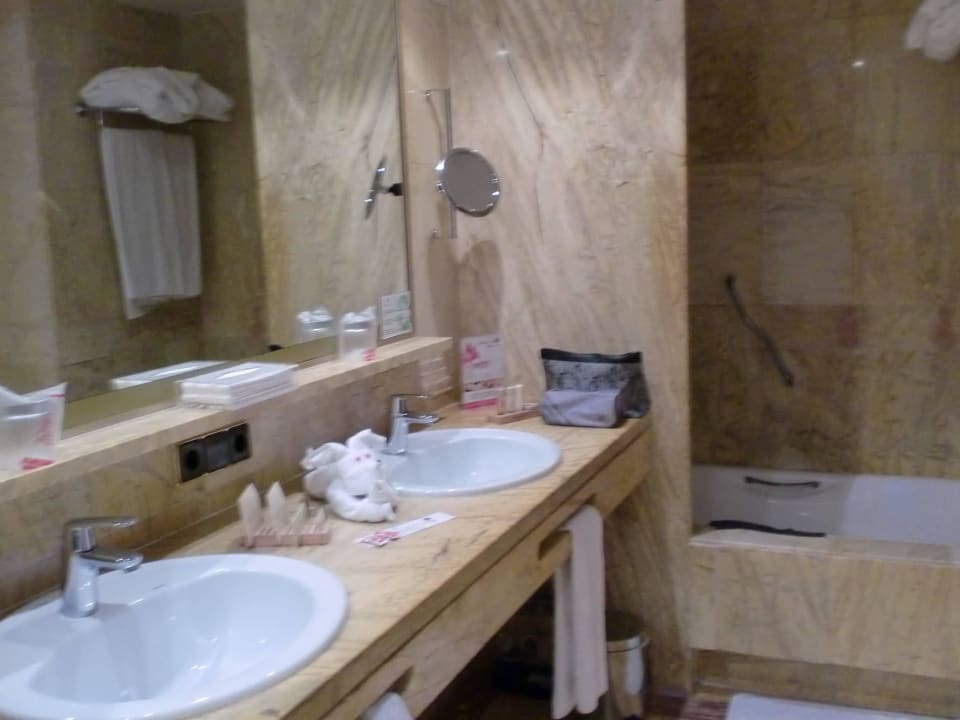 Exklusives Badezimmer mit Mamor Hotel Serrano Palace