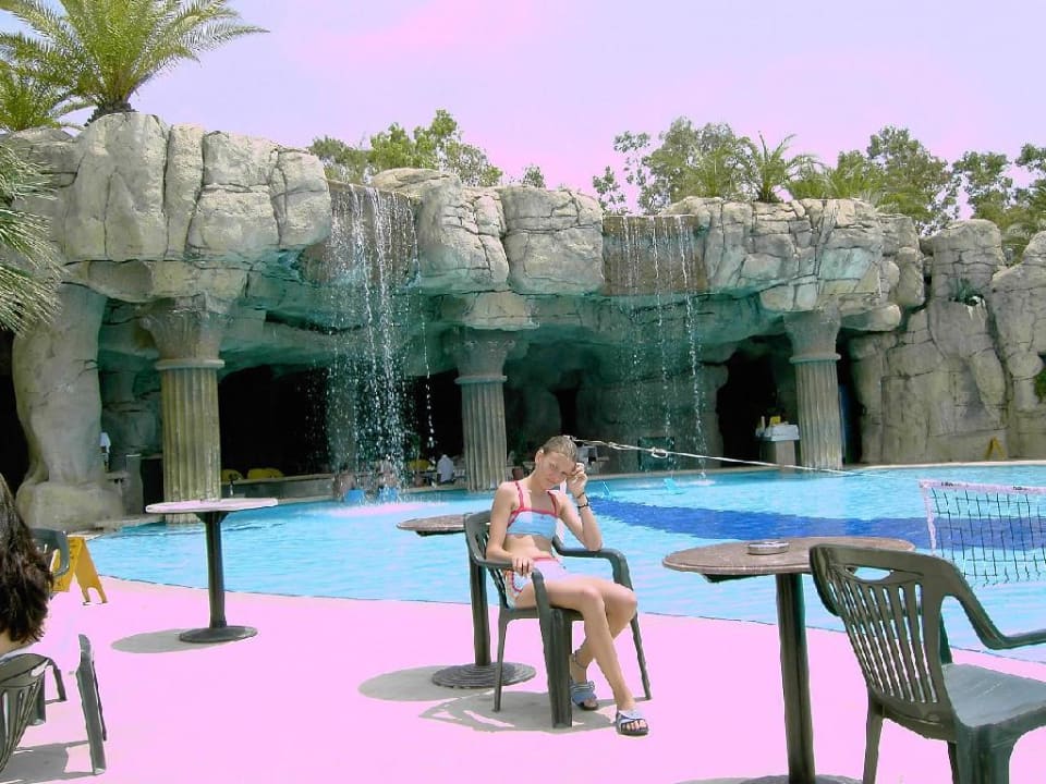 gut gelaunt am Pool Monachus Family Resort Sorgun