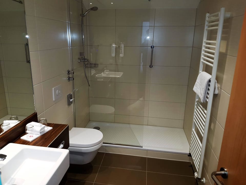 Bad mit großer Dusche H+ Hotel Limes Thermen Aalen