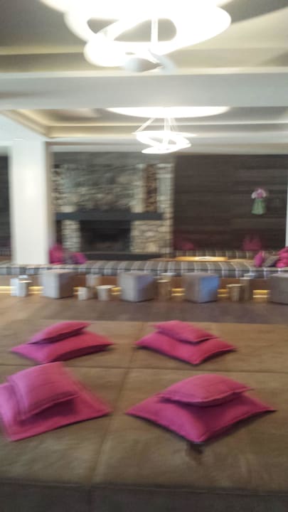 Sitzgelegenheit in der Lobby Falkensteiner Hotel Sonnenalpe