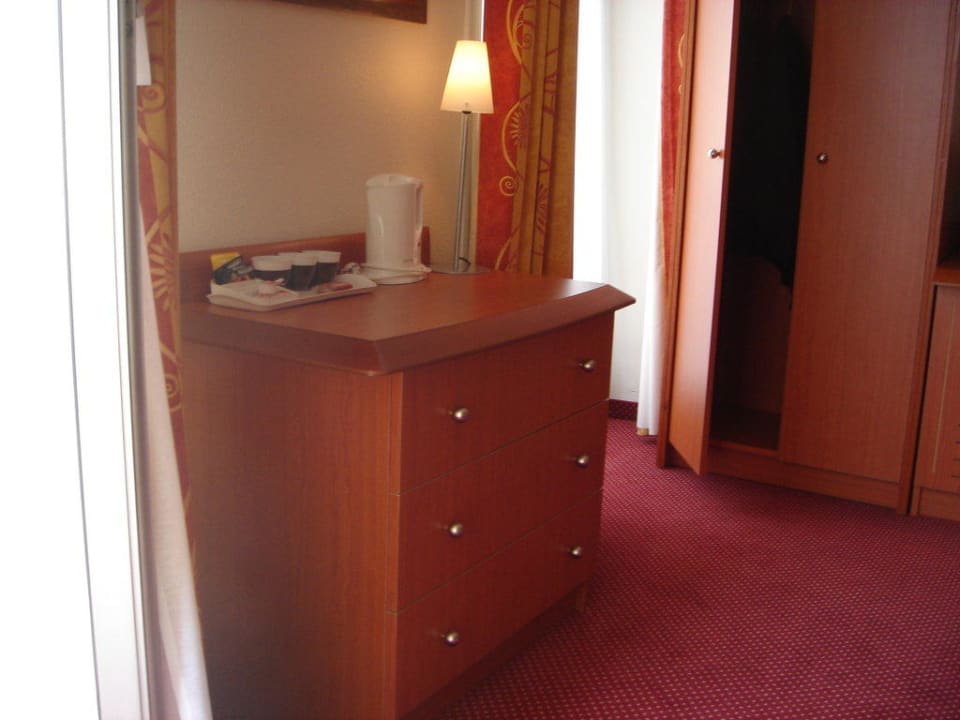 Zimmer - Wasserkocher mit Kaffee und Tee Best Western Hotel Roosevelt