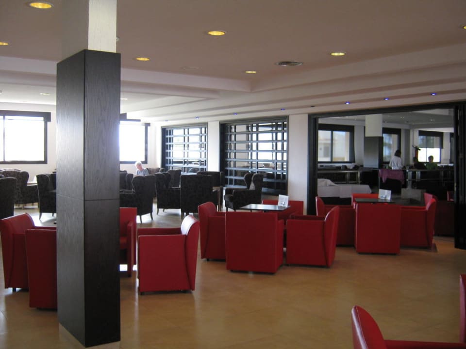 Sitzgelegenheiten bei der Restaurantbar blau punta reina