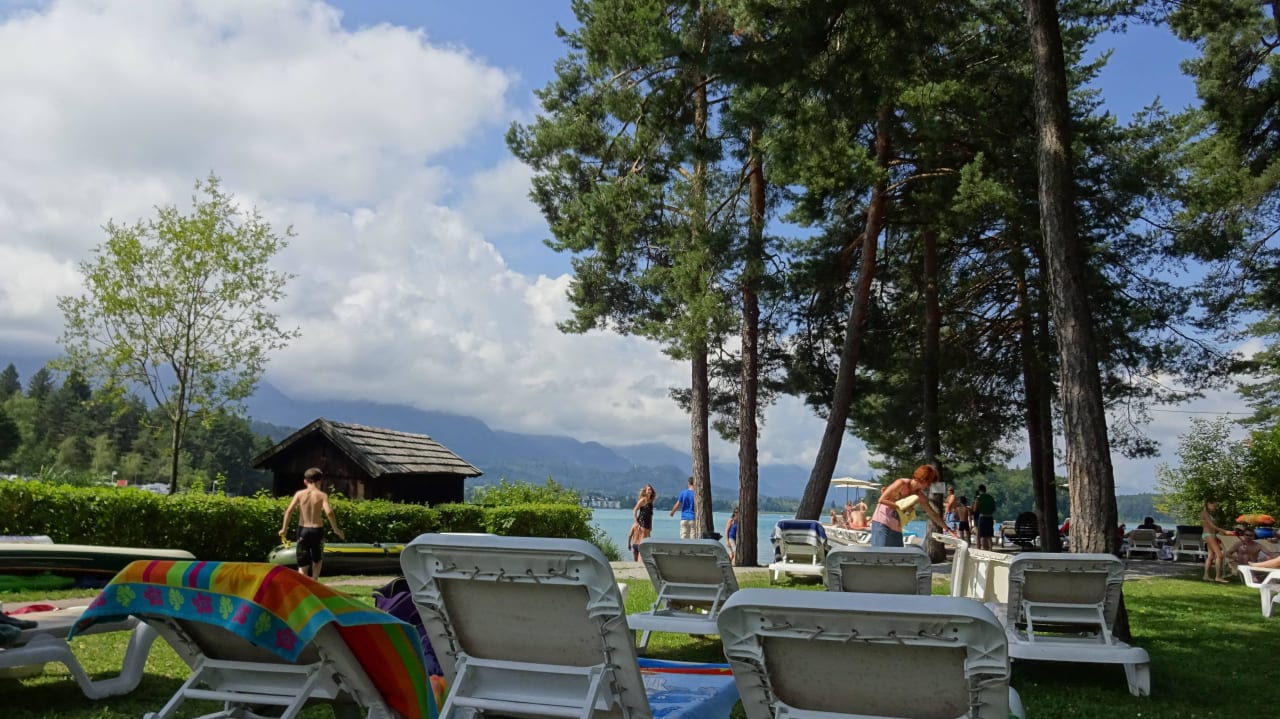 Blick von der Liegewiese Naturel Hoteldorf Seeleitn