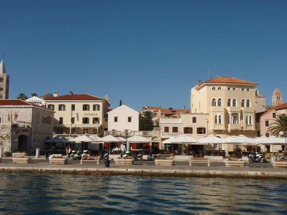 Vom Boot aus fotografiert Hotel Astoria