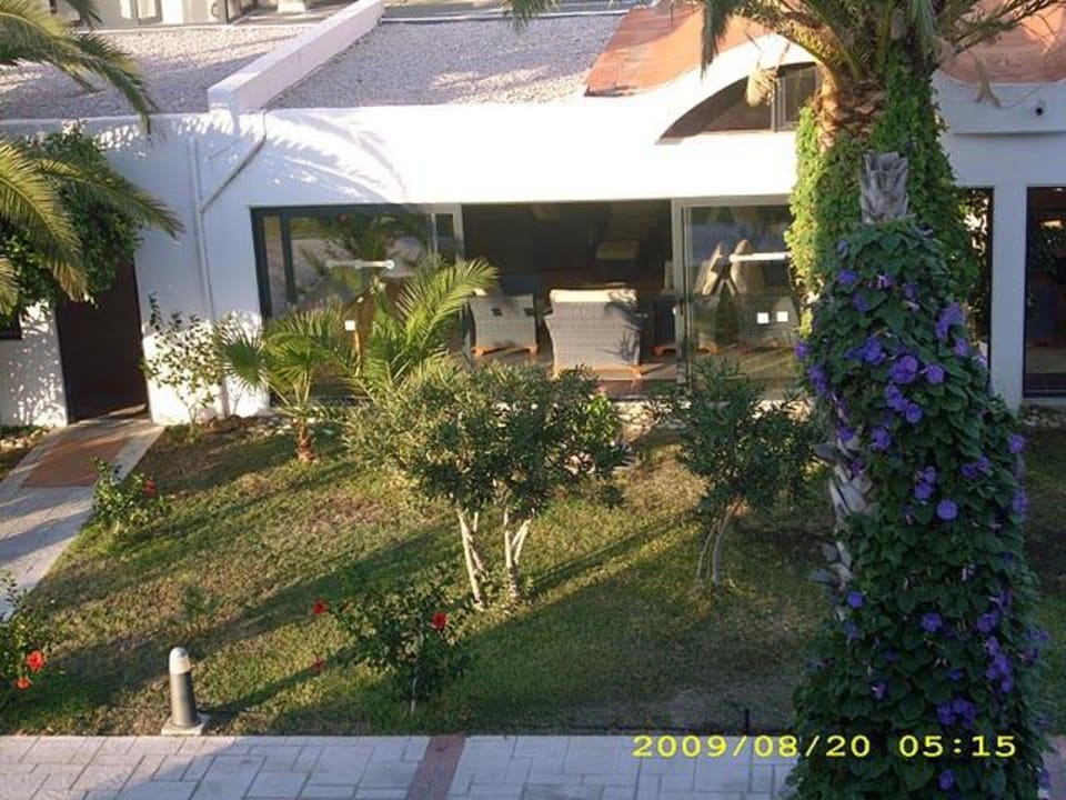 Blick vom Balkon in den Garten/Aufenthaltsraum Hotel Tigaki Beach