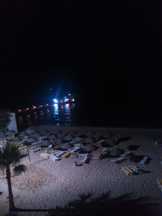 Widok na plaże z balkonu nocą Alassio Hotel and Thalasso