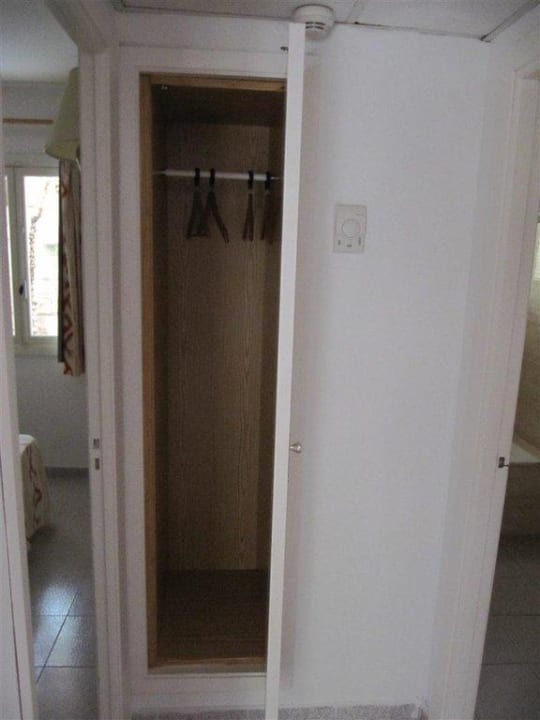 Zimmerschrank Zimmer 124 Aparthotel Houm Plaza Son Rigo