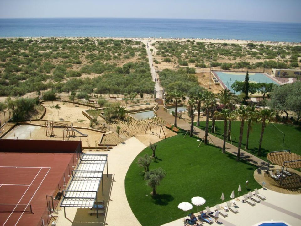 Blick vom Balkon in den Garten Ozadi Altura Beach Resort