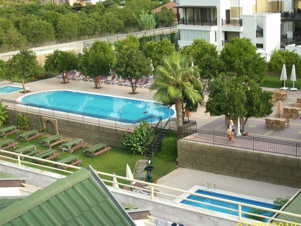 Poolanlage mit Liegewiese Armas Gül Beach