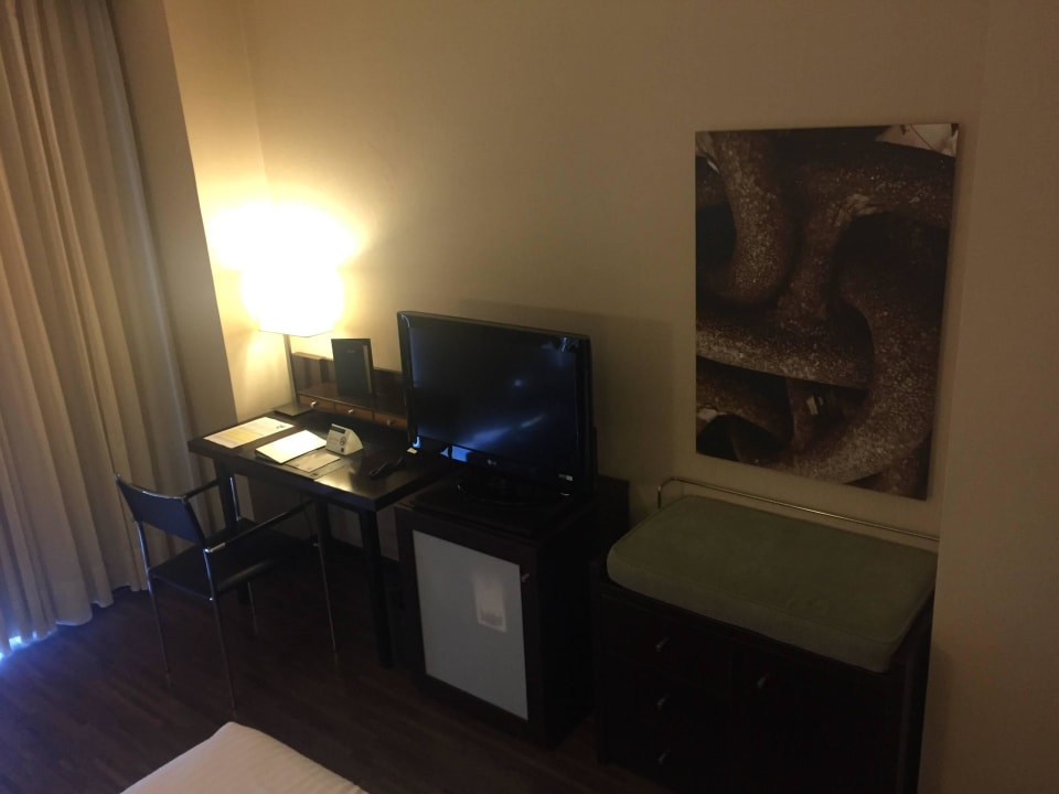 Schreibtisch und Minibar Hotel AC Ciutat de Palma