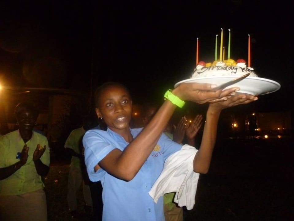 Der Geburtstagskuchen kommt mit Gesang und Getrommel Neptune Paradise Beach Resort & Spa