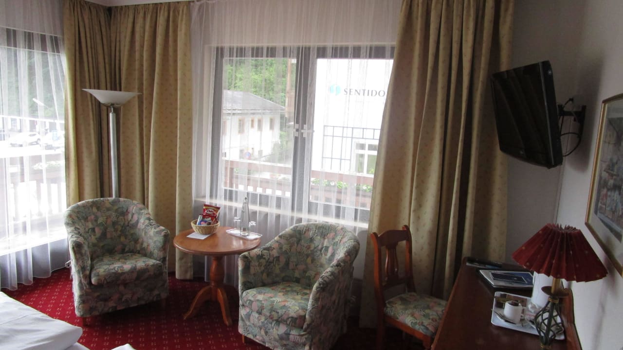 Unser Zimmer mit großen Fensterfronten Berghotel Hammersbach