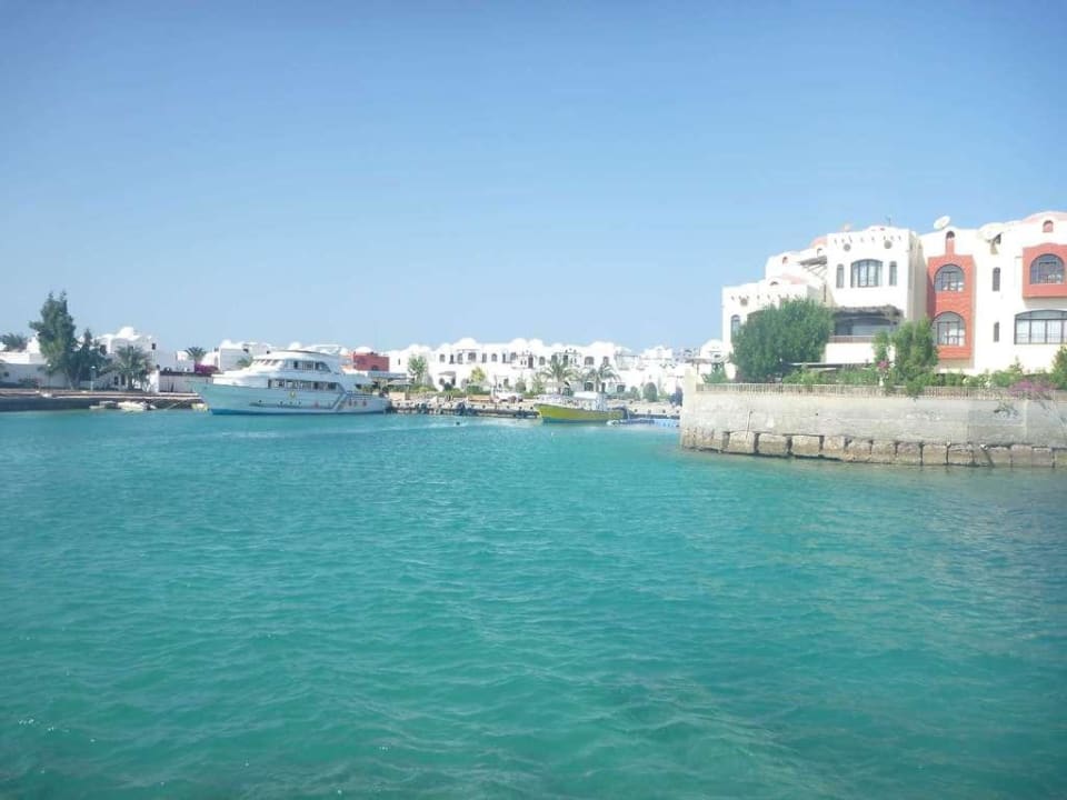 Sicht vom Riff auf Hotel und Hafen Arabella Azur Resort