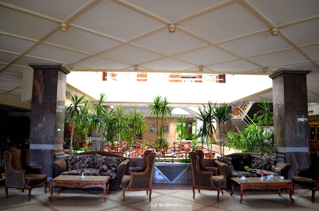 Sezení u recepce a kavárny Shams Safaga Resort